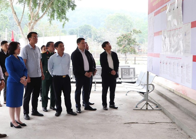 Trưởng Ban Tổ chức Tỉnh ủy Lê Thị Hường kiểm tra công tác bầu cử tại xã Lê Lợi