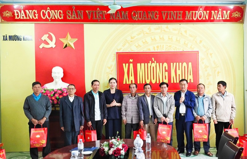 Phó Chủ tịch, Tổng Thư ký Ủy ban Trung ương MTTQ Việt Nam trao quà tại xã Mường Khoa