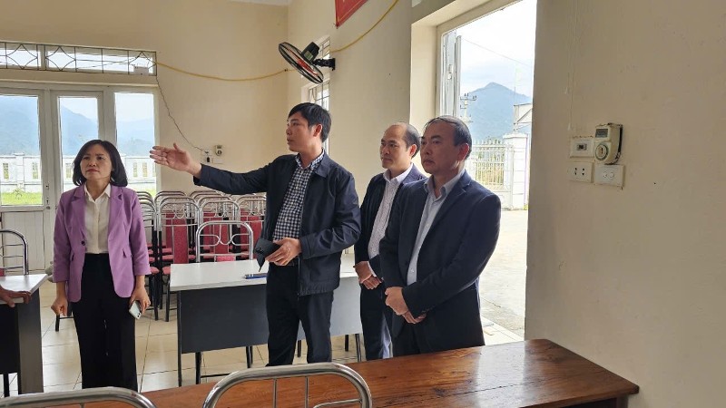 Đồng chí Nguyễn Sỹ Cảnh - Phó Chủ tịch HĐND tỉnh kiểm tra công tác bầu cử tại xã Mường Mô