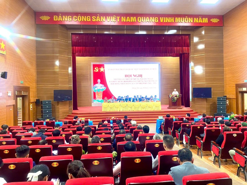 Tiếp xúc cử tri vận động bầu cử tại xã Phong Thổ