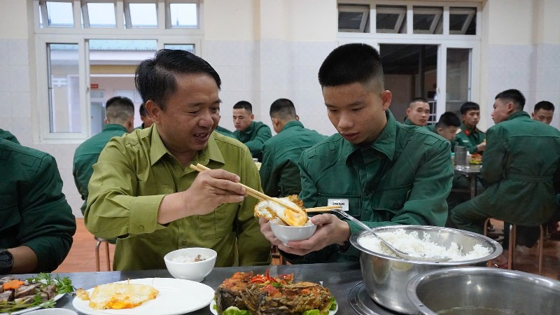 Bữa cơm đầu tiên ấm áp của tân binh