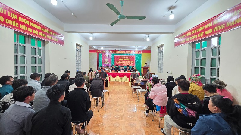 Tiếp xúc cử tri vận động bầu cử tại xã Sì Lở Lầu