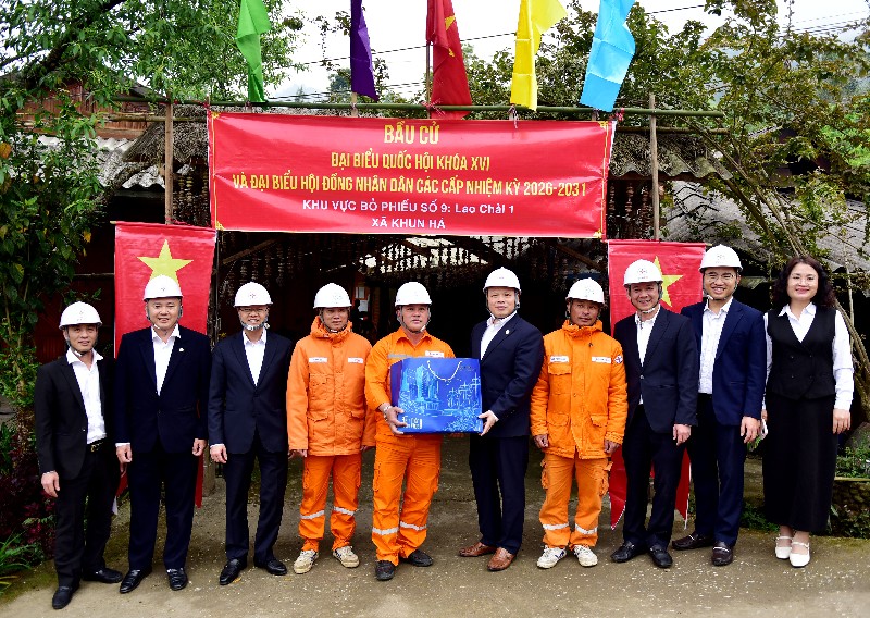 Công đoàn Tổng Công ty Điện lực miền Bắc thăm, tặng quà Đội quản lý Điện lực khu vực Bình Lư và một số tổ trực đảm bảo cấp điện phục vụ bầu cử 