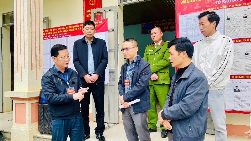 Phó Bí thư Tỉnh ủy Nguyễn Ngọc Vinh kiểm tra công tác chuẩn bị bầu cử tại phường Tân Phong và xã Sin Suối Hồ