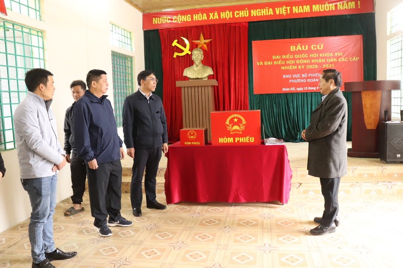 Đoàn công tác của tỉnh kiểm tra công tác chuẩn bị bầu cử tại phường Đoàn Kết