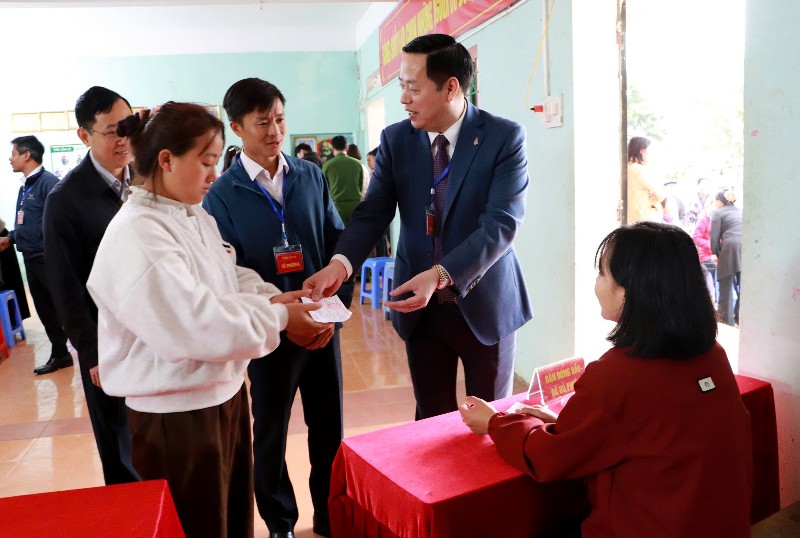 Đồng chí Hà Quang Trung -  Phó Bí thư Tỉnh ủy, Chủ tịch UBND tỉnh, Chủ tịch Ủy ban Bầu cử tỉnh kiểm tra công tác bầu cử tại phường Tân Phong