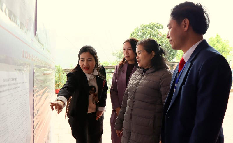 Trưởng Đoàn Đại biểu Quốc hội tỉnh kiểm tra công tác bầu cử tại xã Tả Lèng