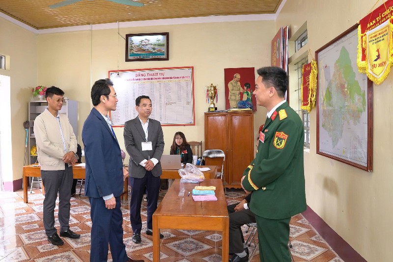 Phó Chủ tịch UBND tỉnh Hà Trọng Hải kiểm tra công tác tổ chức bầu cử trên địa bàn 2 xã Tân Uyên và Mường Khoa