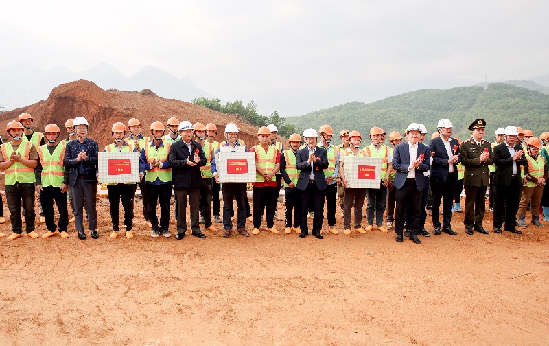 Bí thư Tỉnh uỷ kiểm tra tiến độ thi công xây dựng Trường Phổ thông nội trú liên cấp Tiểu học và THCS Khổng Lào