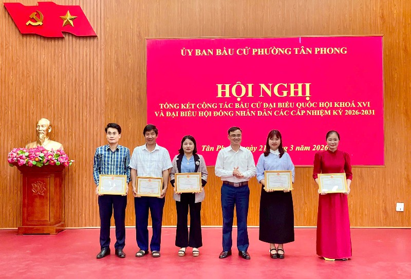 57 tập thể, cá nhân được khen thưởng trong công tác bầu cử