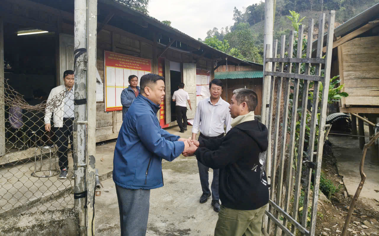 Cán bộ, đảng viên xã Pa Tần trực tiếp xuống bản vận động người dân xóa bỏ hủ tục.