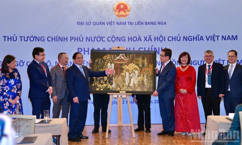 Thủ tướng Phạm Minh Chính gặp mặt cán bộ, nhân viên Đại sứ quán, cộng đồng người Việt Nam tại Nga