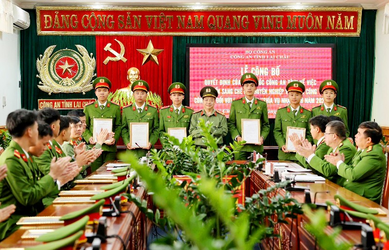 21 hạ sĩ quan nghĩa vụ được chuyển sang chế độ phục vụ chuyên nghiệp