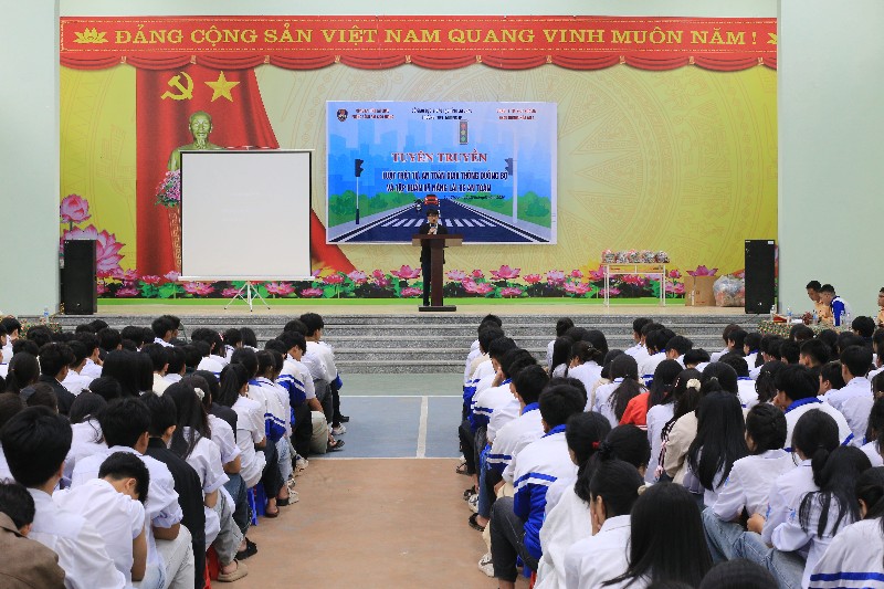 Hơn 600 cán bộ, giáo viên và học sinh được tuyên truyền Luật Trật tự, an toàn giao thông đường bộ