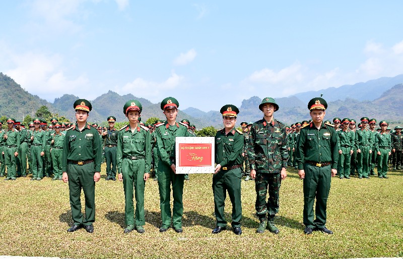 Quyết tâm hoàn thành xuất sắc nhiệm vụ huấn luyện chiến sĩ mới 