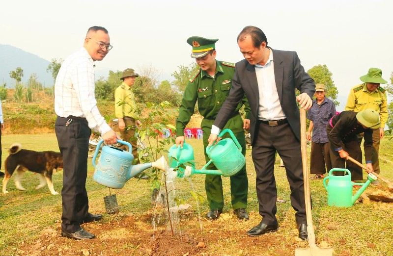 1.000 cây xanh được trồng tại xã biên giới Pa Tần