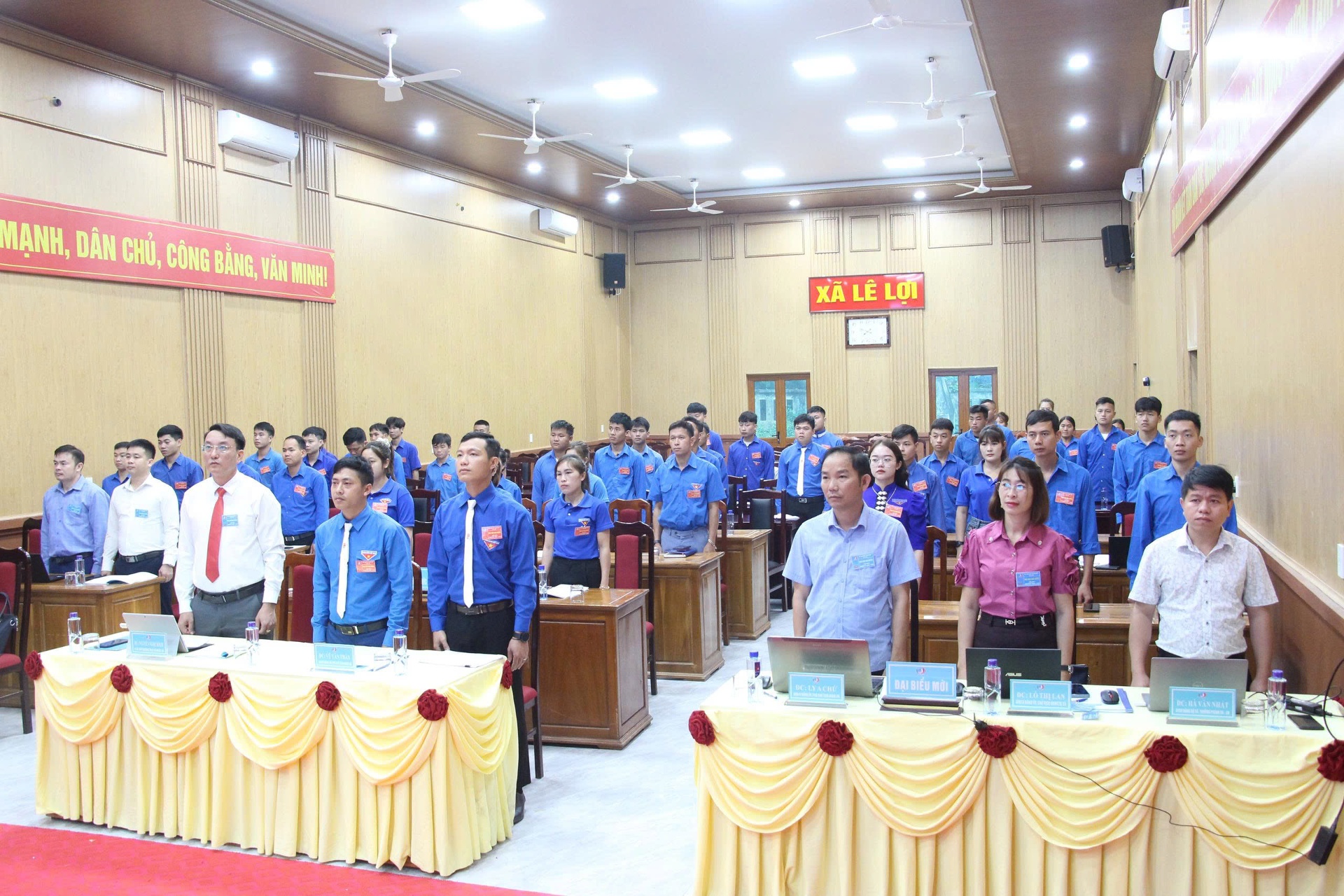 Các đại biểu thực hiện nghi thức chào cờ trước khi bước vào đại hội.