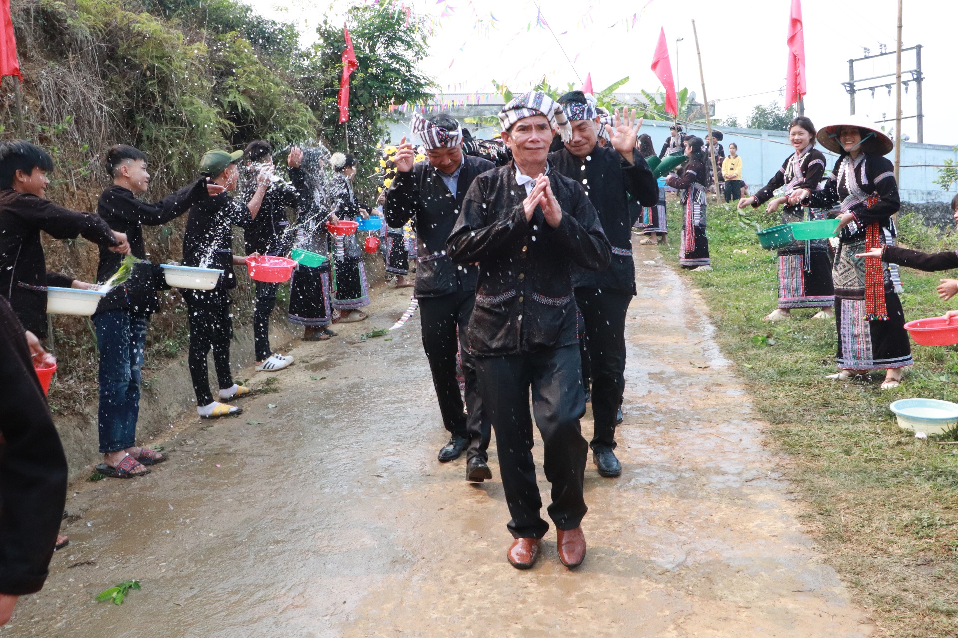 Đoàn lễ di chuyển về chùa để làm lễ cúng chùa, cúng cầu mưa