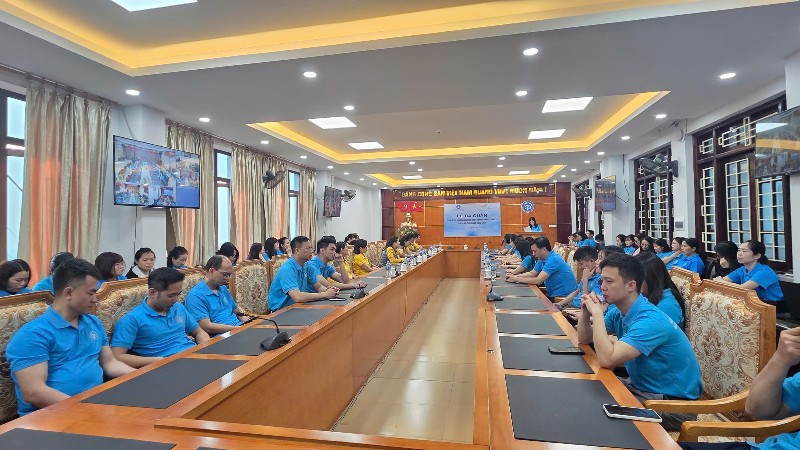 Ra quân tuyên truyền bảo hiểm xã hội tự nguyện và bảo hiểm y tế hộ gia đình