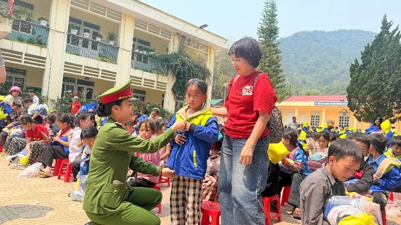 Tặng quà trị giá hơn 400 triệu đồng cho học sinh vùng cao Tủa Sín Chải