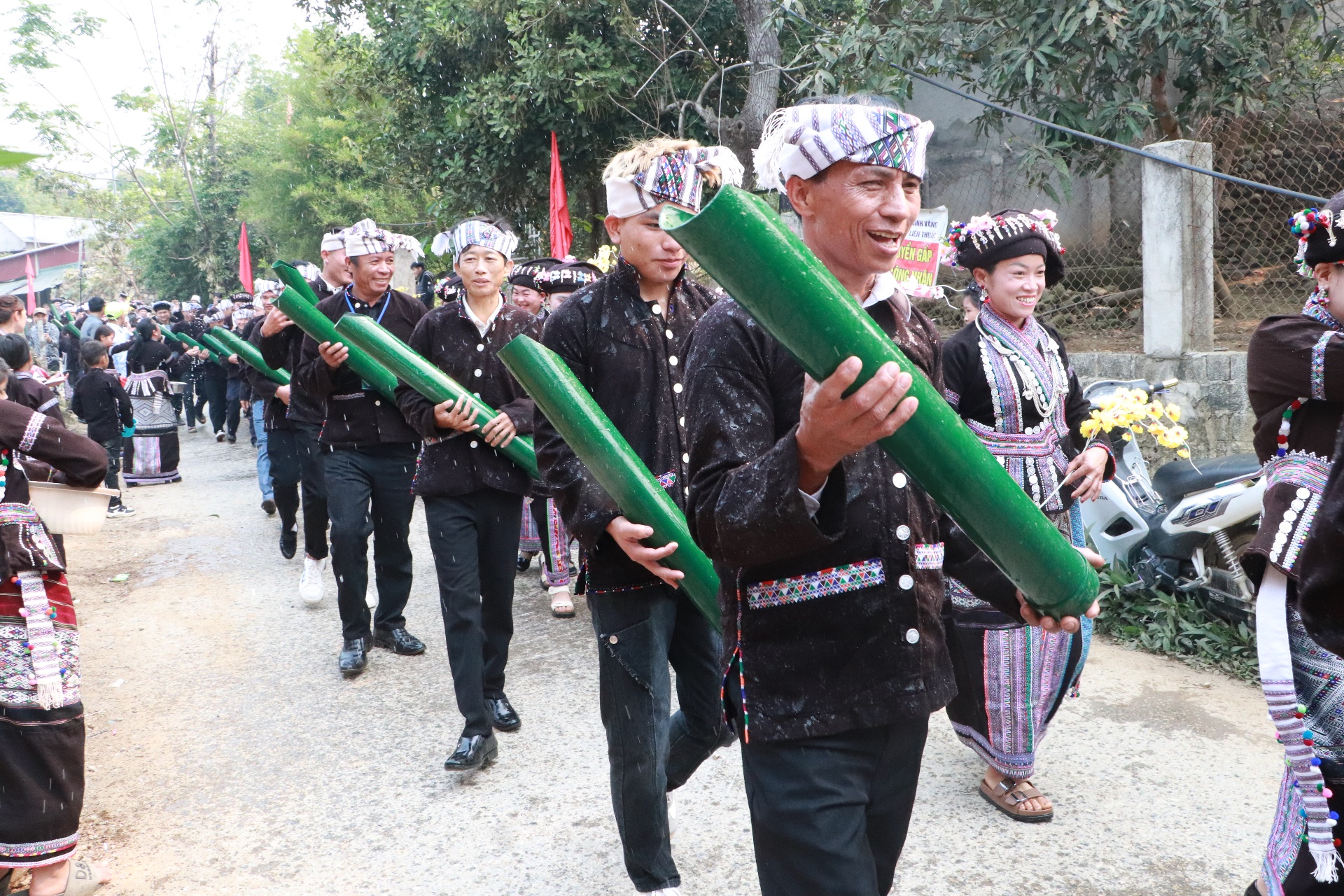 Đoàn lễ đi xin nước trời về cúng chùa, rửa tượng, cúng cầu mưa