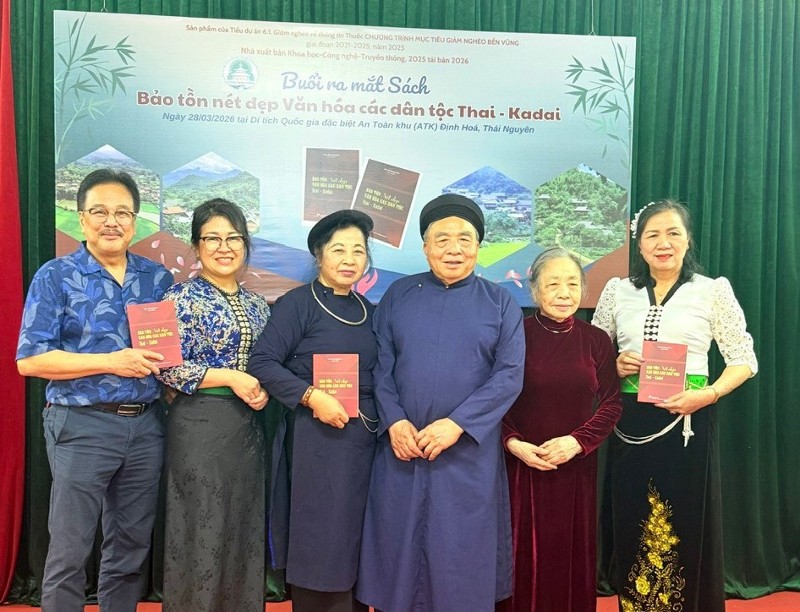 Ra mắt cuốn sách “Bảo tồn nét đẹp văn hóa các dân tộc Thái - Kađai” 