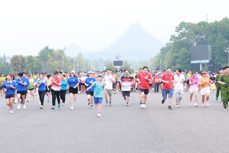 Giải chạy chinh phục đỉnh núi Lao Tỷ Phùng