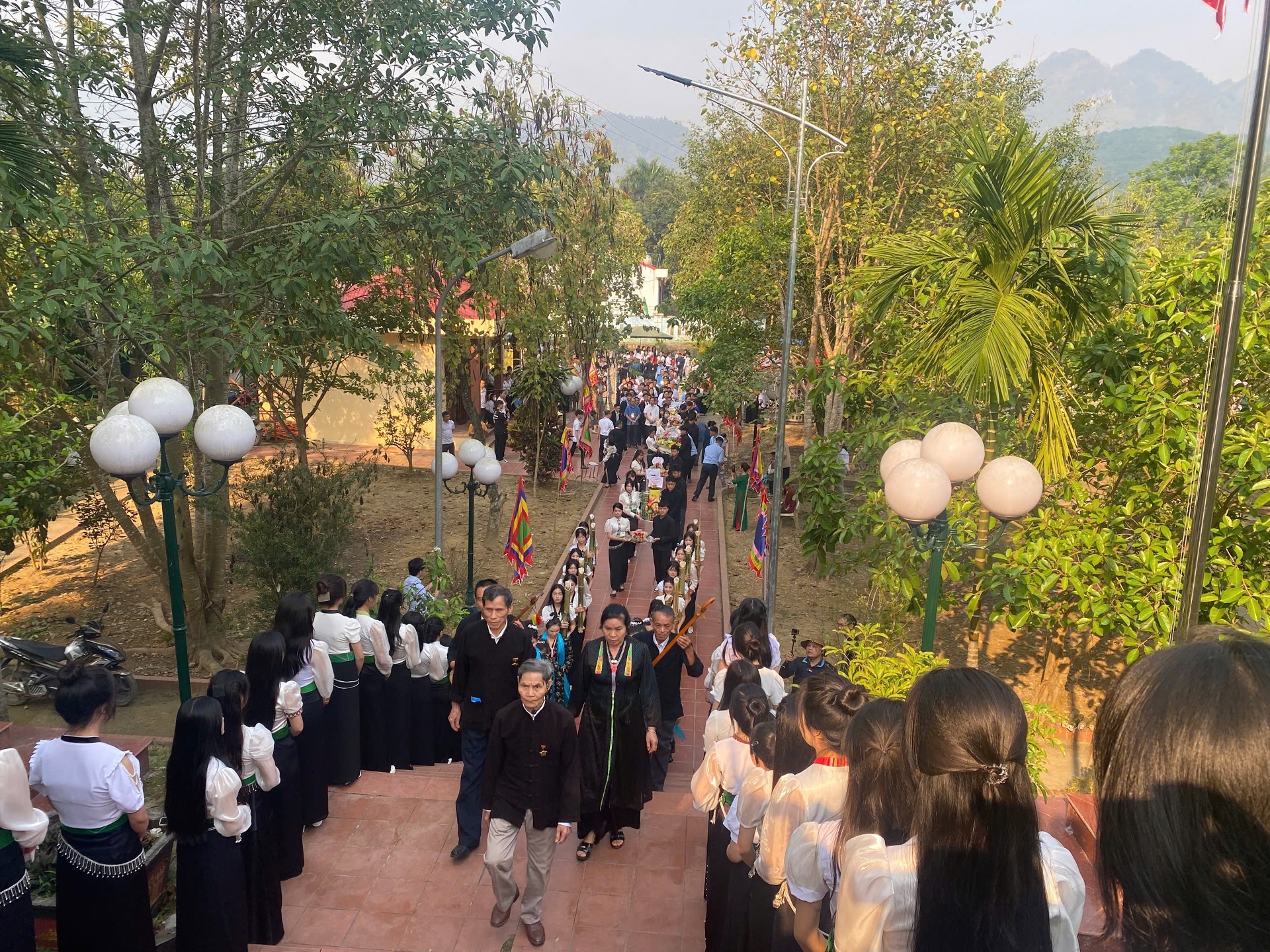 : Đoàn nghi lễ tiến về Đền thờ Nàng Han để thực hiện nghi thức dân hương 