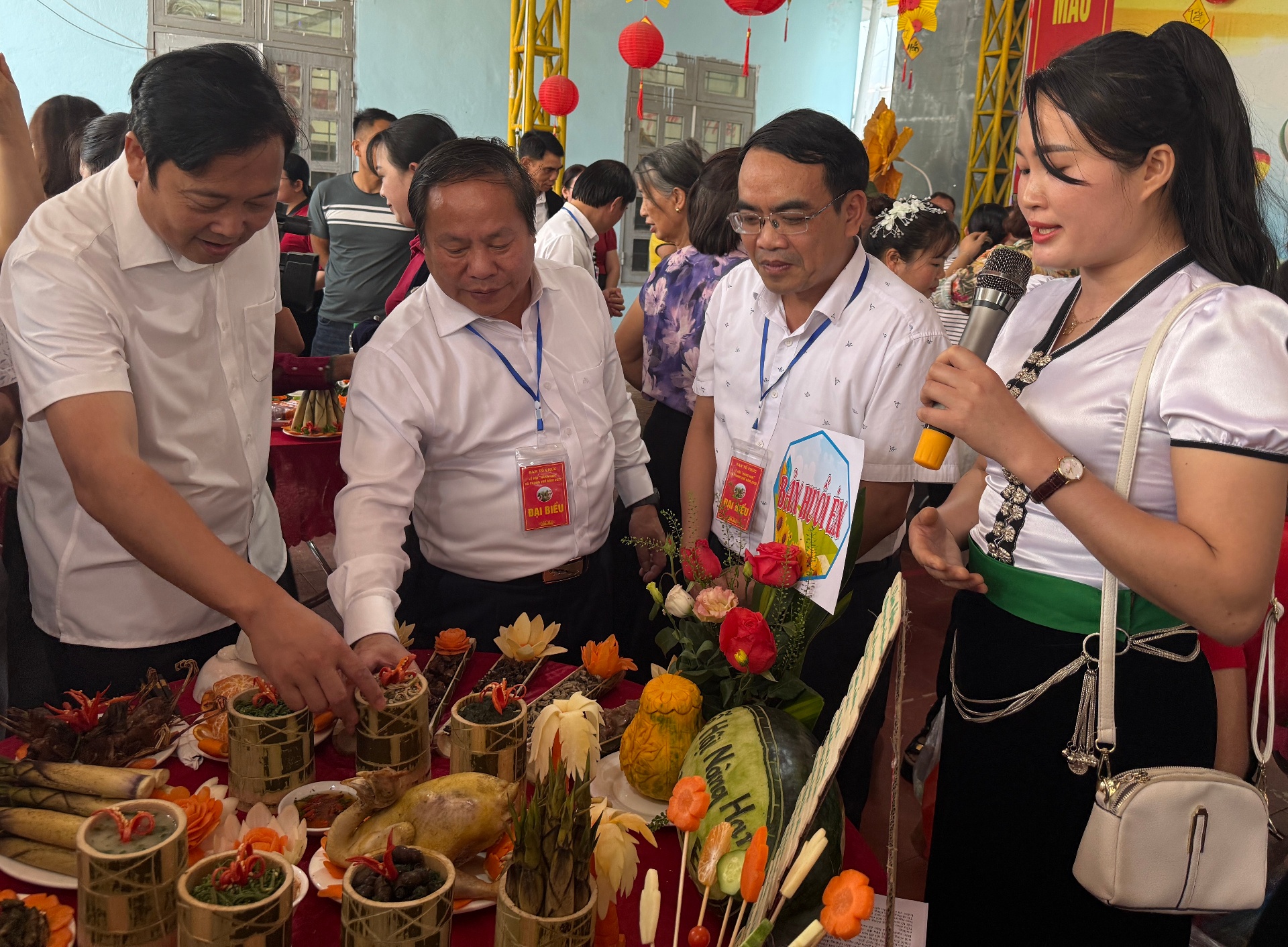 Đội tham gia thi ẩm thực giới thiệu các món ăn dự thi 