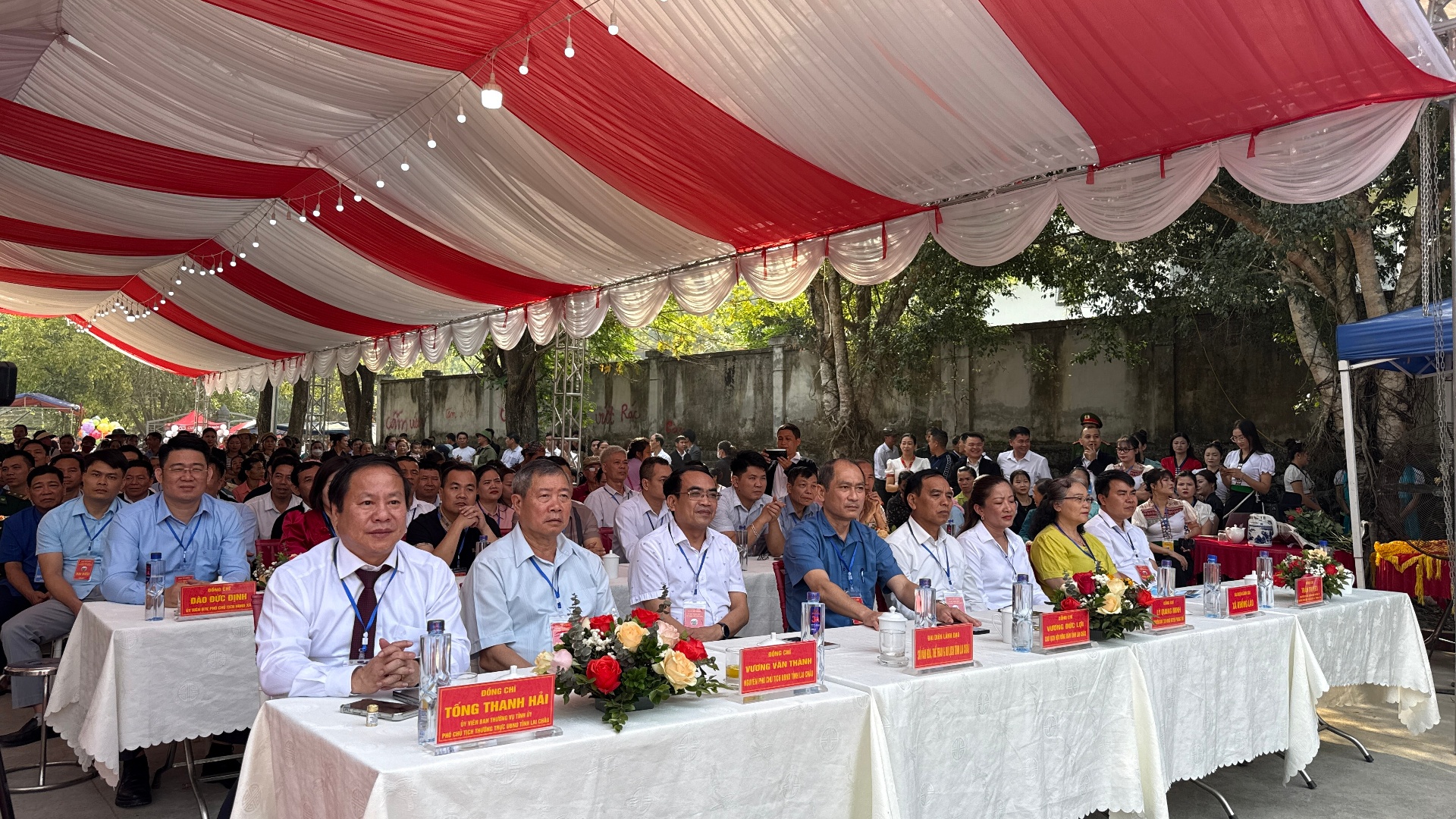 Các đại biểu tham dự lễ khai mạc 