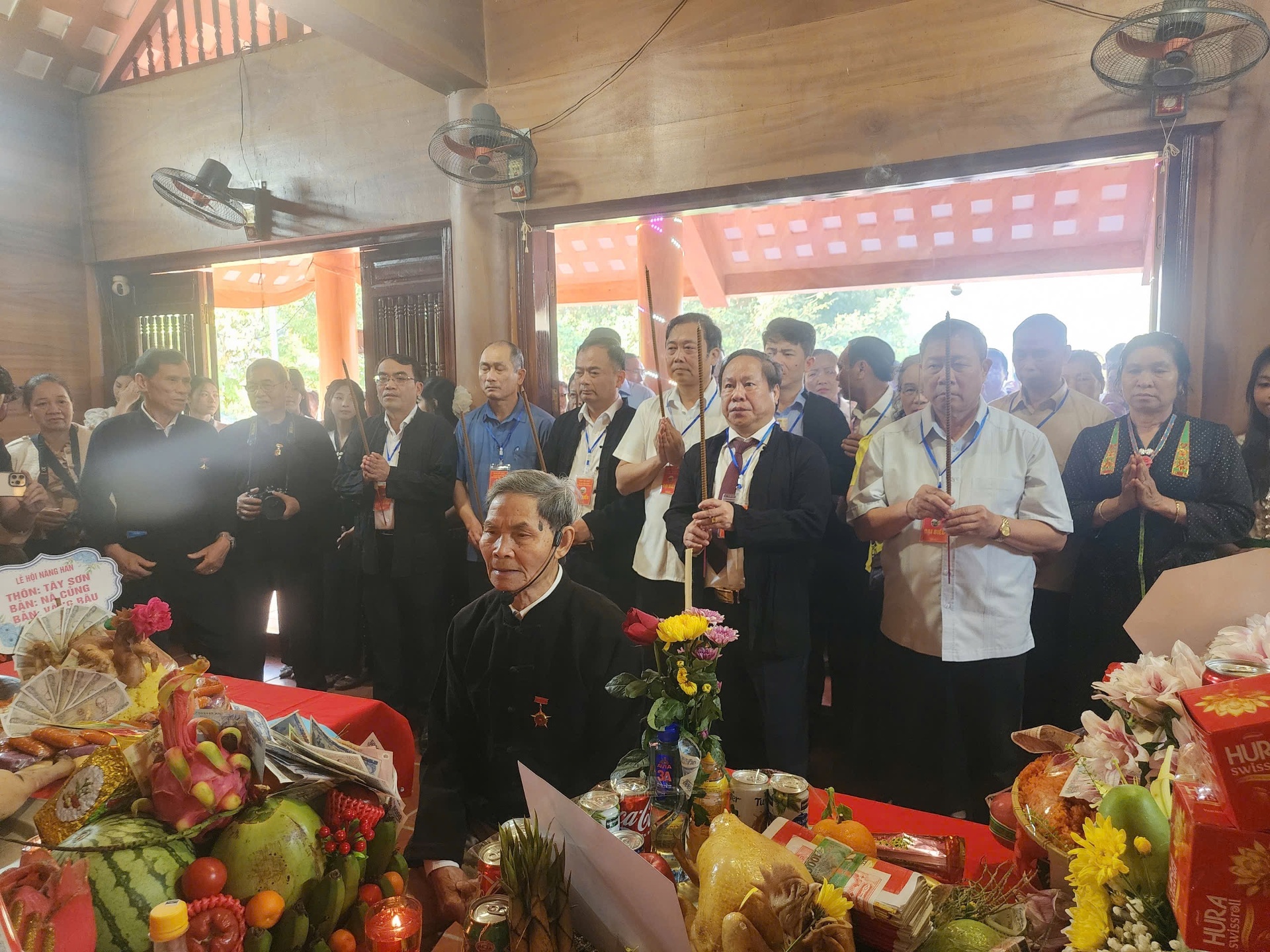 Các đồng chí lãnh đạo tỉnh, xã cùng đông đảo Nhân dân tham gia dâng hương cúng Nàng Han