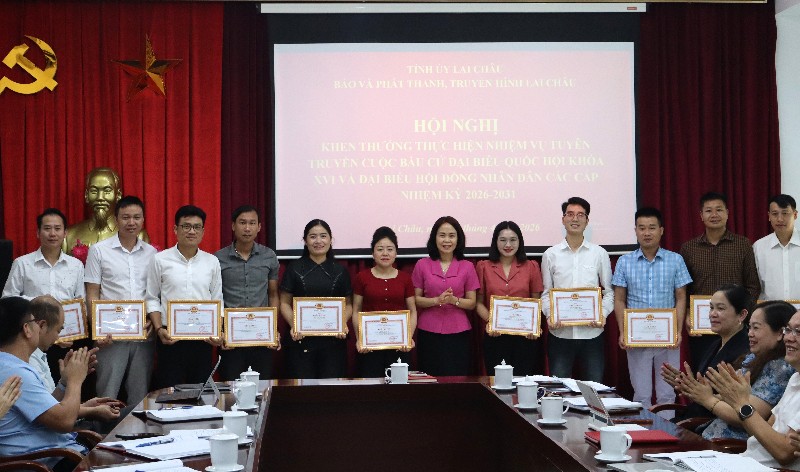 Khen thưởng 11 cá nhân tiêu biểu trong tuyên truyền bầu cử 