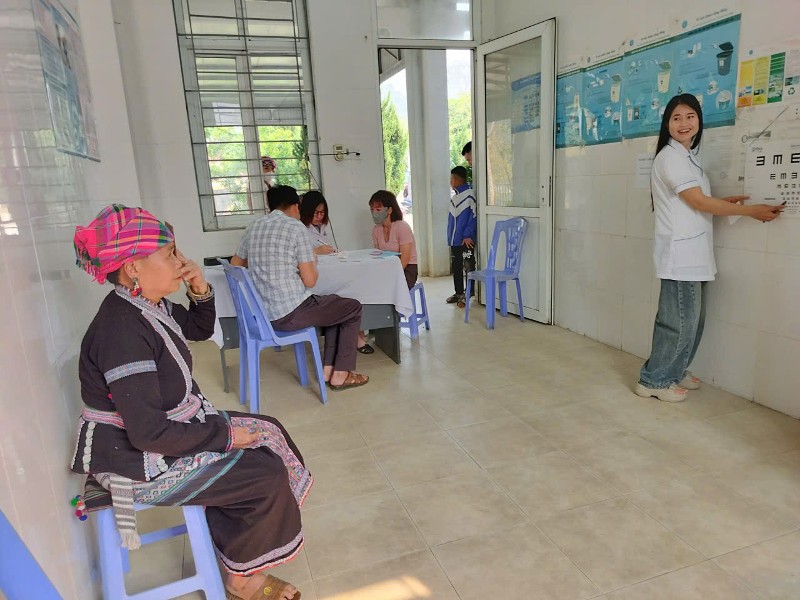 Gần 200 người dân được khám sàng lọc các bệnh về mắt 