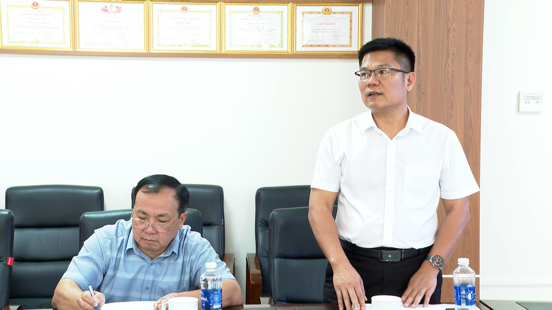 Đại diện lãnh đạo Báo và Phat thanh - Truyền hình tỉnh tham gia ý kiến tại buổi họp