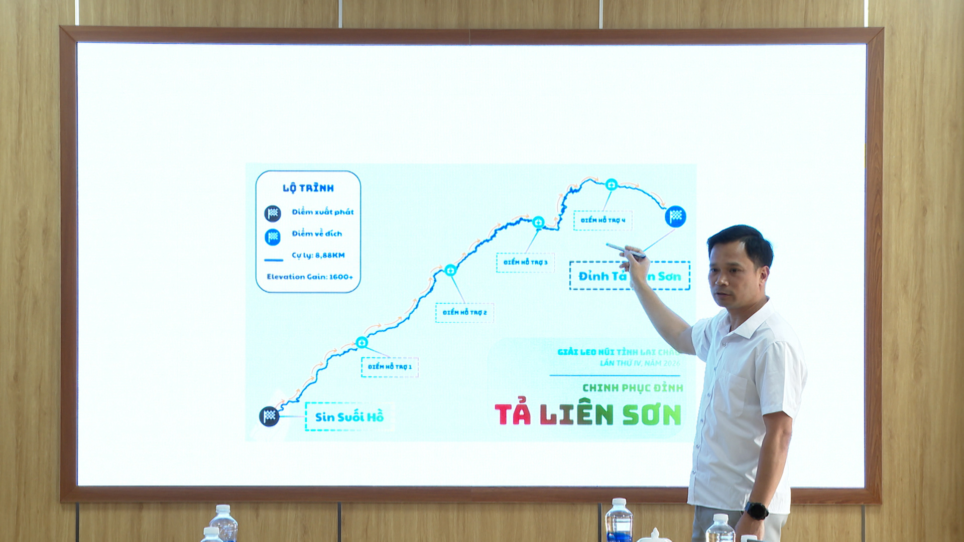 Đồng chí Trần Văn Công – Phó Giám đốc Sở Văn hoá - Thể thao và Du lịch thông tin lộ trình giải leo núi 