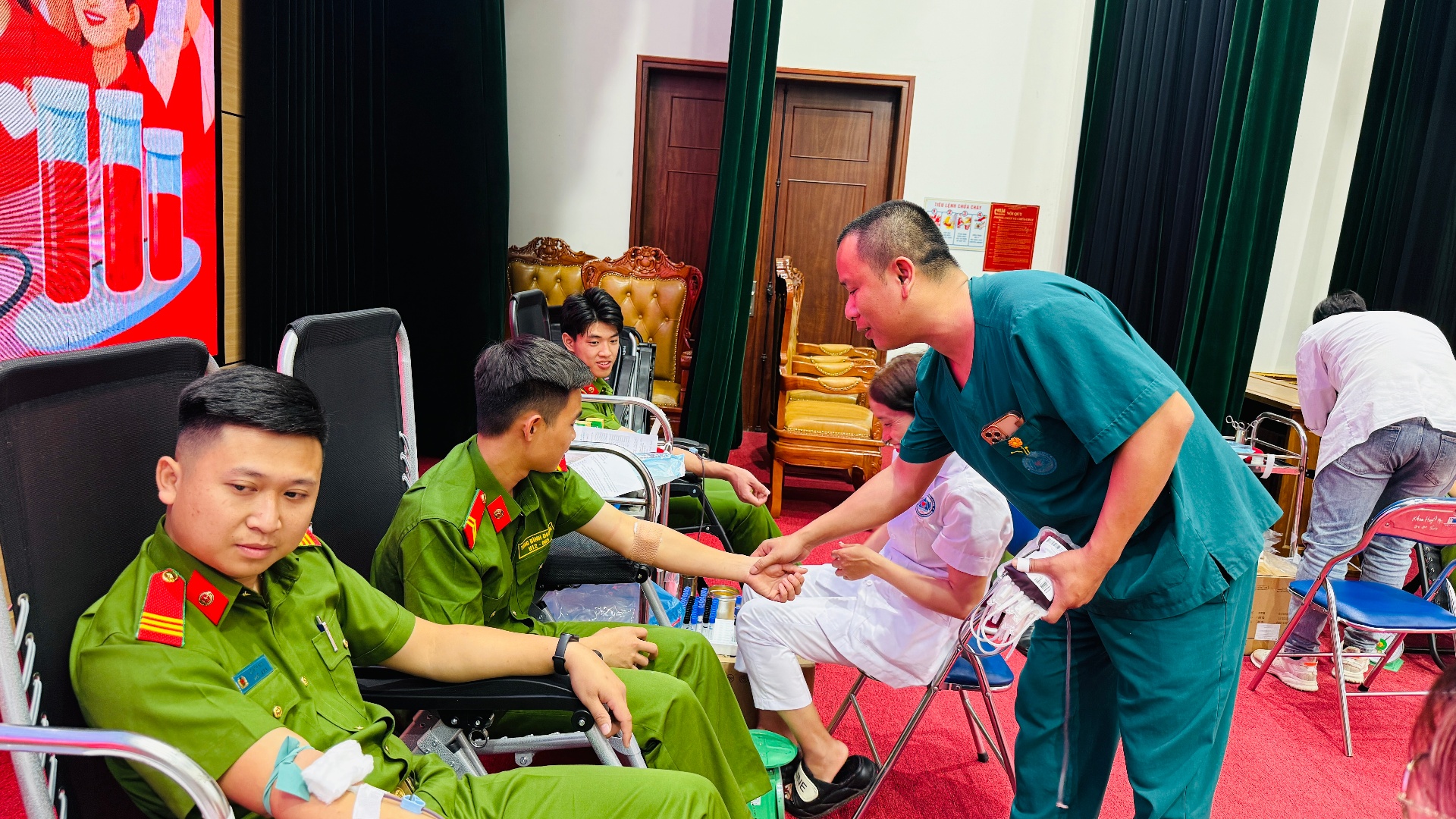 Cán bộ chiến sĩ lực lượng vũ trang tham gia hiến máu