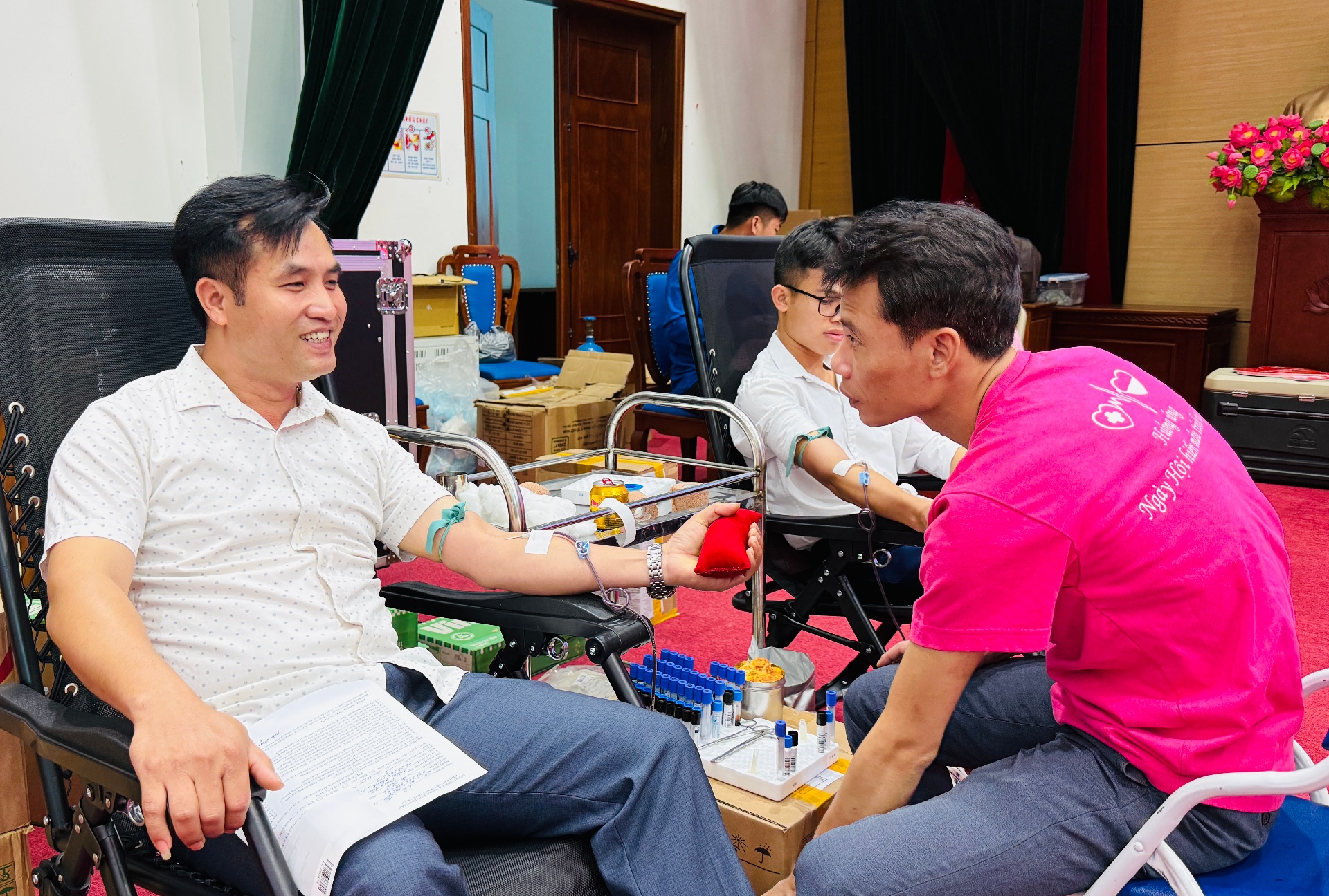 Cán bộ xã Nậm Hàng tích cực tham gia hiến máu