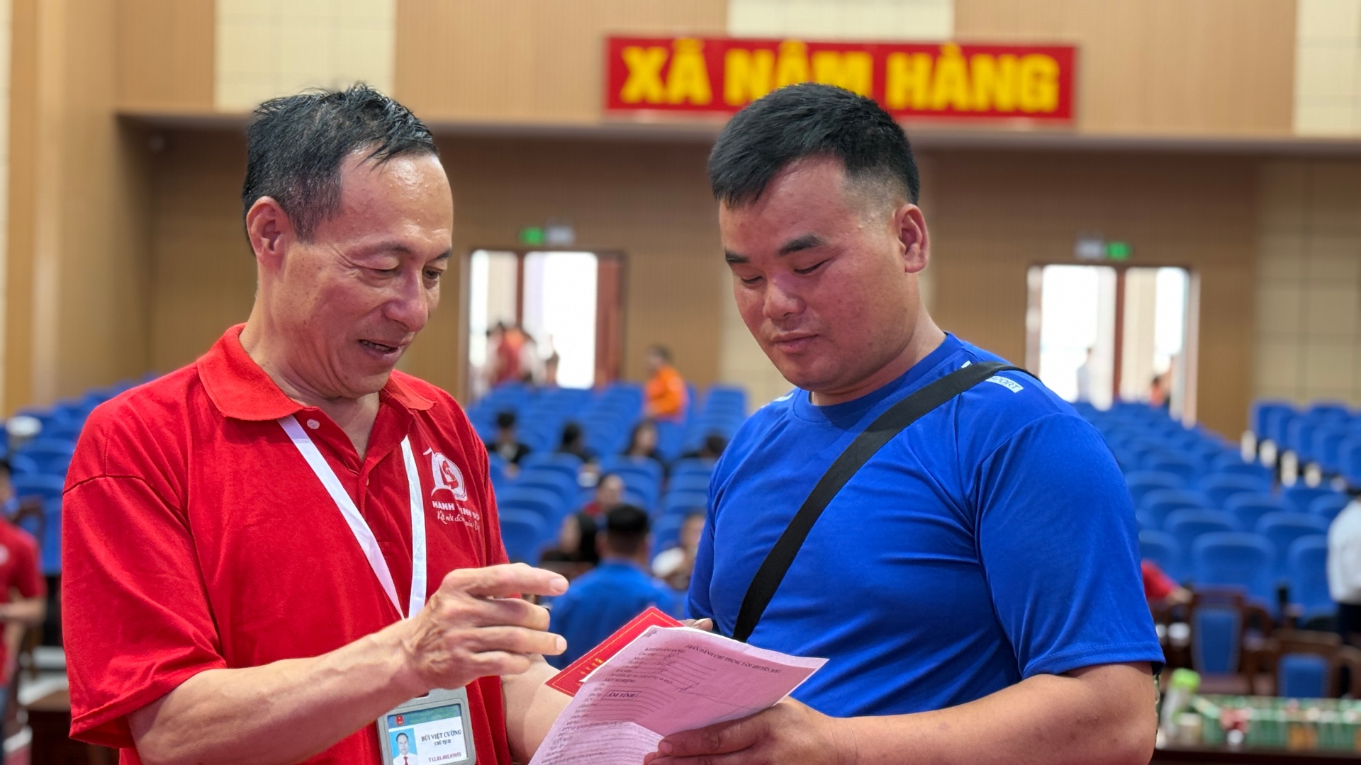 Ông Bùi Việt Cường - Chủ tịch Hội chữ thập đỏ tỉnh tham hỏi người hiến máu