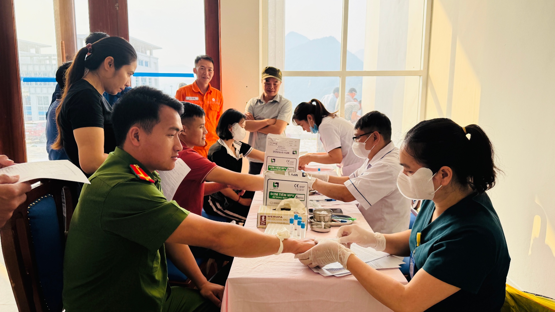 Ngay từ sáng sớm đã có đông người dân đến khám sàng lọc hiến máu