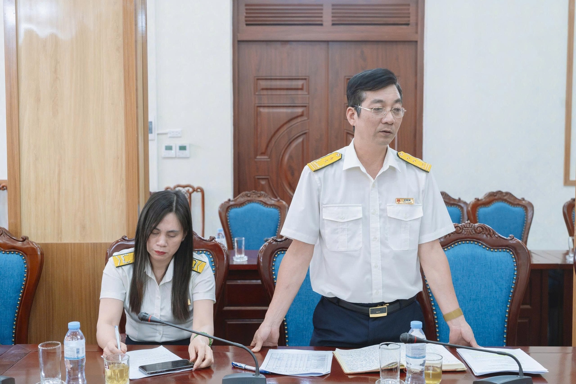 Lãnh đạo Thuế cơ sở 1 tỉnh Lai Châu phát biểu thảo luận tại cuộc họp.