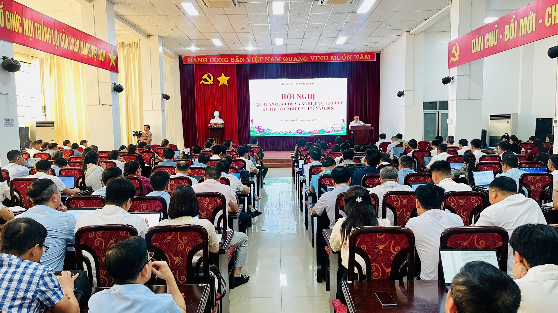 Quang cảnh hội nghị