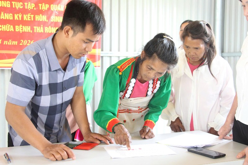 65 hộ dân tộc Mảng ký cam kết thực hiện Nghị quyết 15-NQ/TU