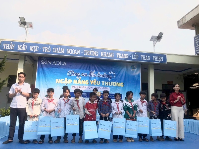 Chương trình “Cùng em đến trường - Ngập nắng yêu thương”