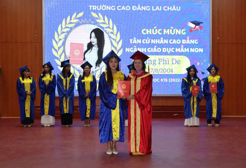 Bế giảng và trao bằng tốt nghiệp lớp cao đẳng giáo dục mầm non 