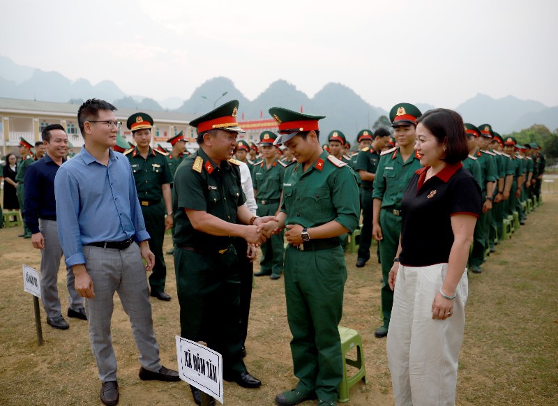 Thăm, động viên chiến sĩ mới nhập ngũ năm 2026