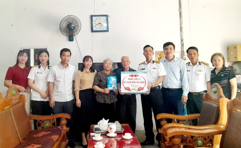 Đoàn công tác Trung tâm 47 (Bộ Tham mưu Hải quân) thăm, tặng quà gia đình chính sách phường Tân Phong
