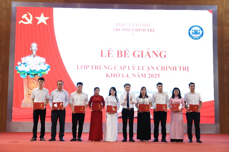 Bế giảng Lớp Trung cấp lý luận chính trị khóa 4 năm 2025