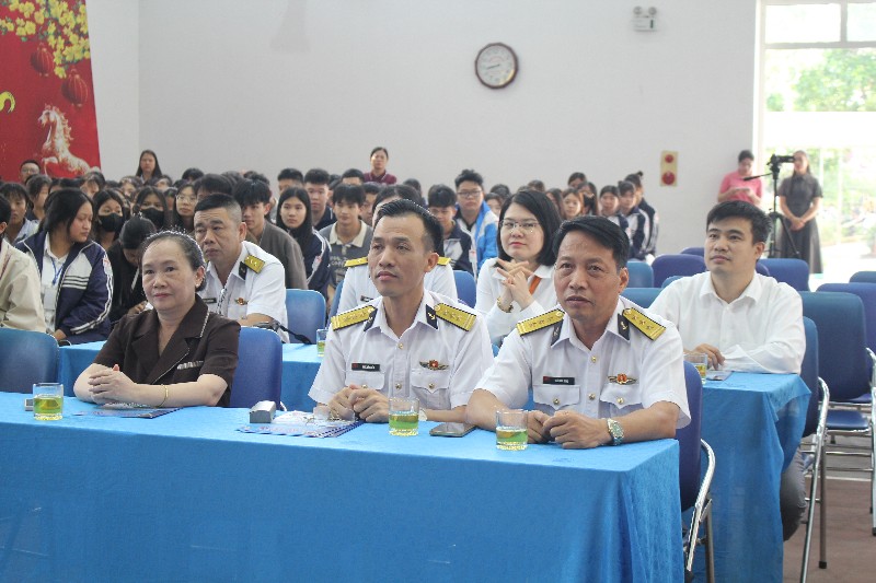 Thông tin về tình hình biển, đảo Việt Nam và tuyên truyền thu hút nguồn nhân lực 