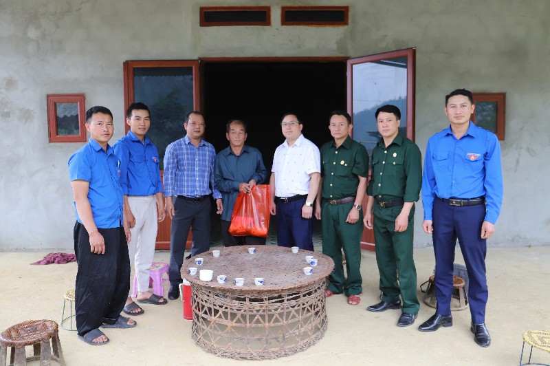 Xã Tả Lèng tặng quà cho hội viên cựu chiến binh 