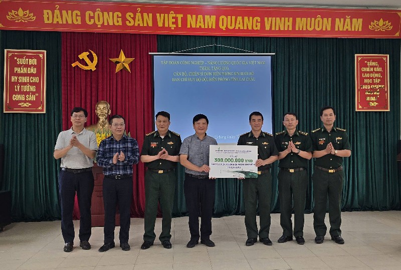 Đoàn công tác của Petrovietnam thăm, tặng quà cán bộ, chiến sĩ Đồn Biên phòng Sin Suối Hồ